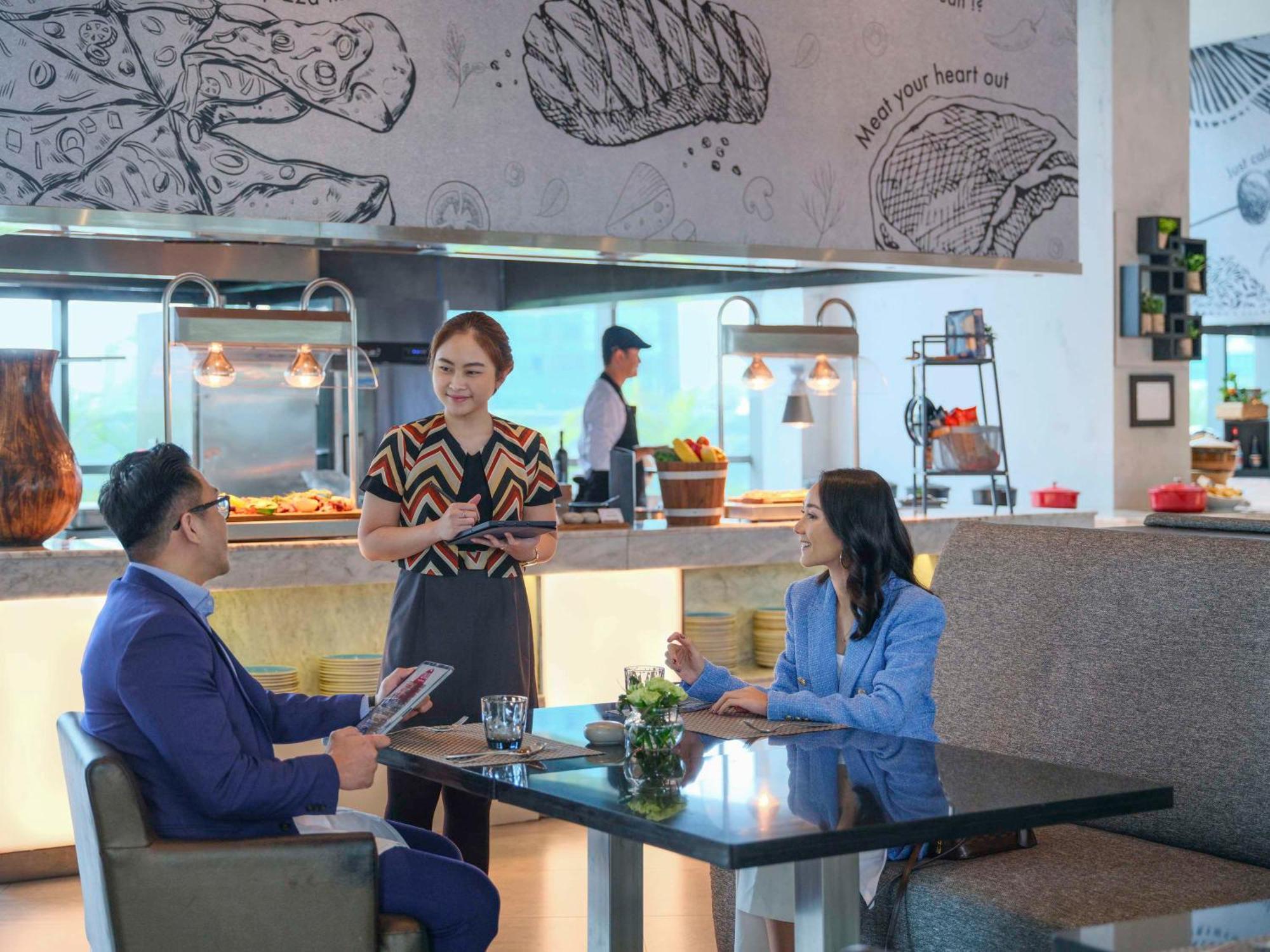 Pullman Jakarta Central Park Экстерьер фото A restaurant in a hotel