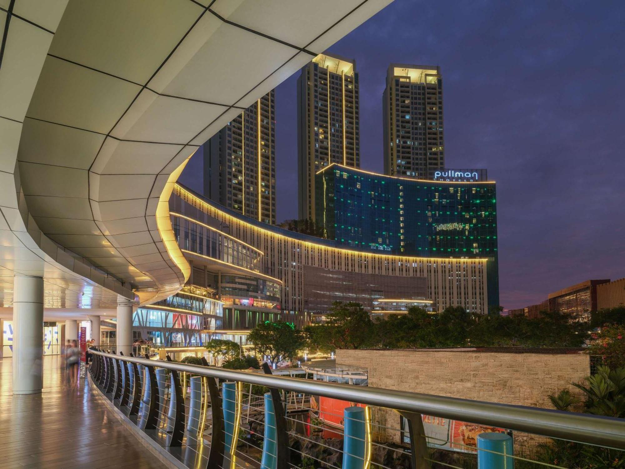 Pullman Jakarta Central Park Экстерьер фото The hotel at night