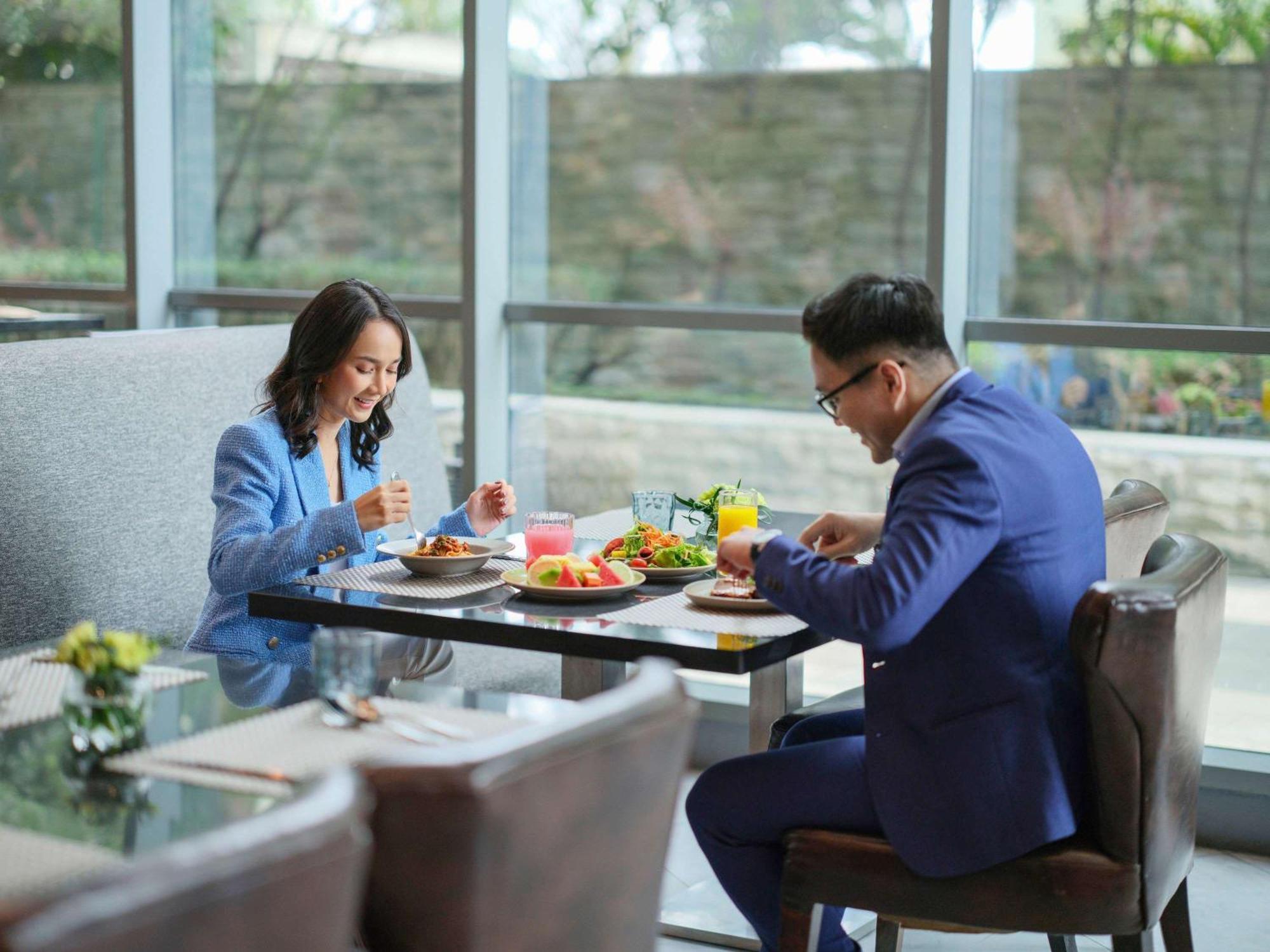 Pullman Jakarta Central Park Экстерьер фото A couple eating at a restaurant